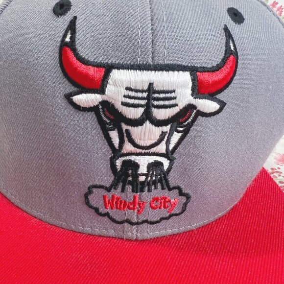 Vintage Chicago Bulls Mitchell & Ness Snapback Cap Grey and Red Baseball Hat - Picture 2 of 10